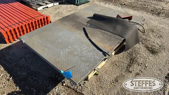 Electric scissor lift