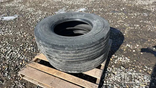 (2) Kumho 315/80R22.5 truck tires