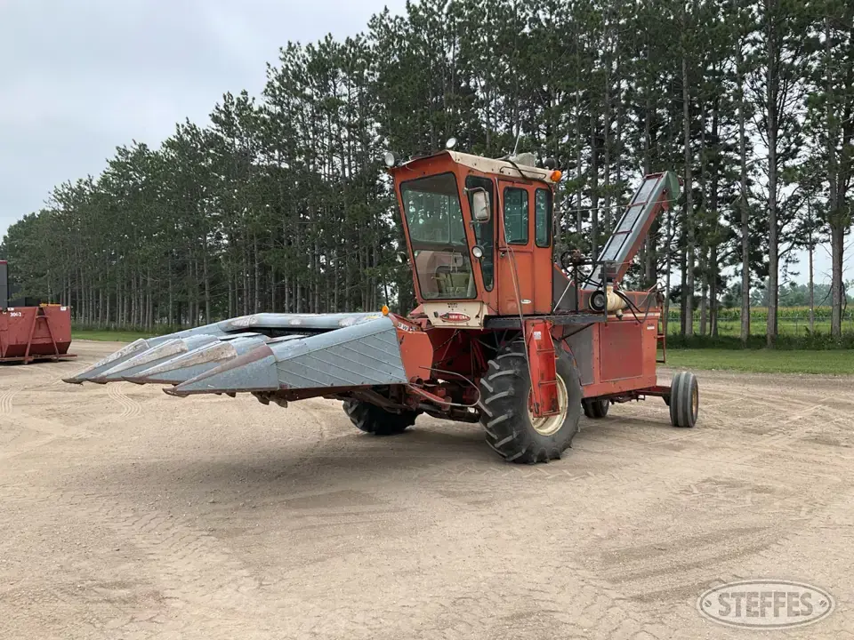New Idea 737 Uni-System Self-Propelled Harvester