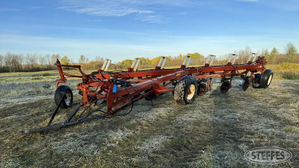 International 700 Plow