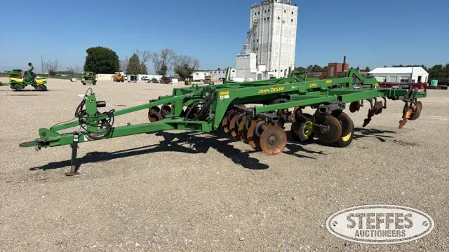 John Deere 2700