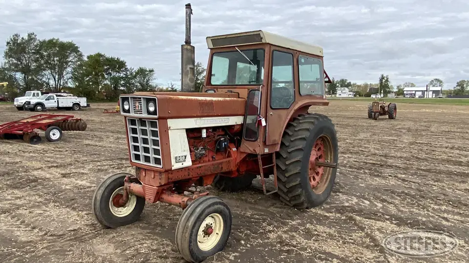 1975 International 966 2WD Tractor