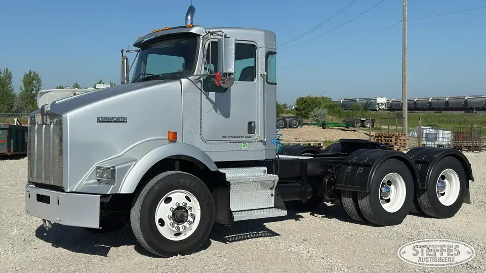 2005 Kenworth T800 Conventional Truck without Sleeper
