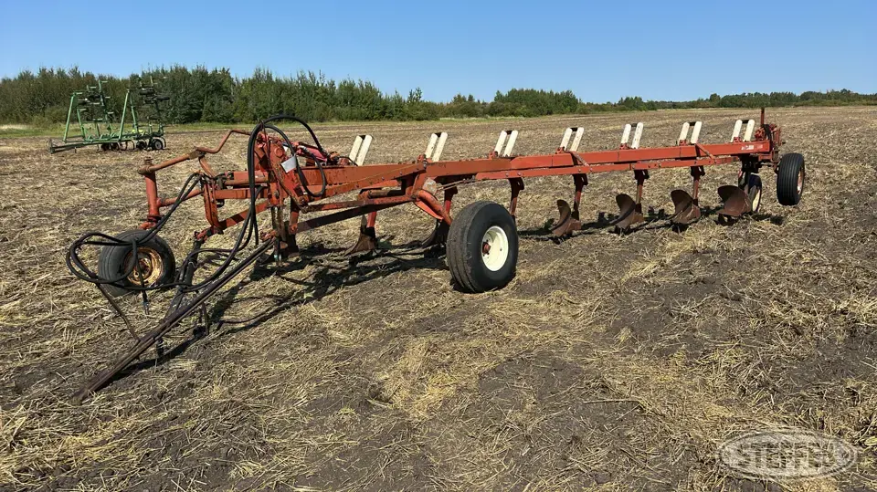 International 700 Plow