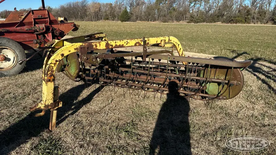 John Deere 640 Rake