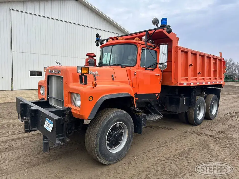 1988 Mack RD688S Plow-Spreader Truck