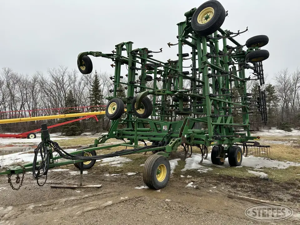 John Deere 2200 Field Cultivator