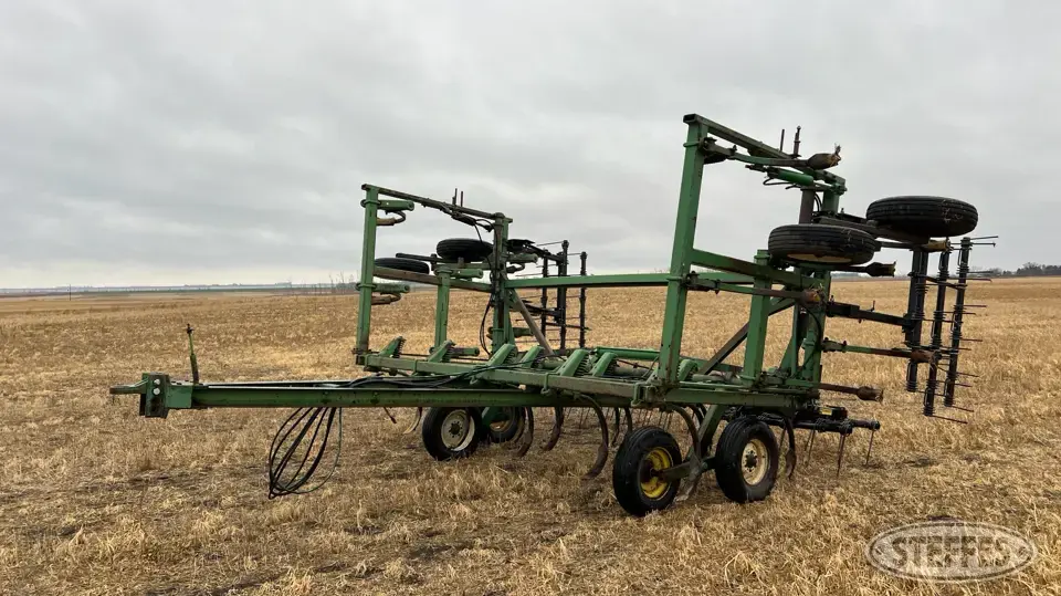 John Deere 1610 Chisel Plow