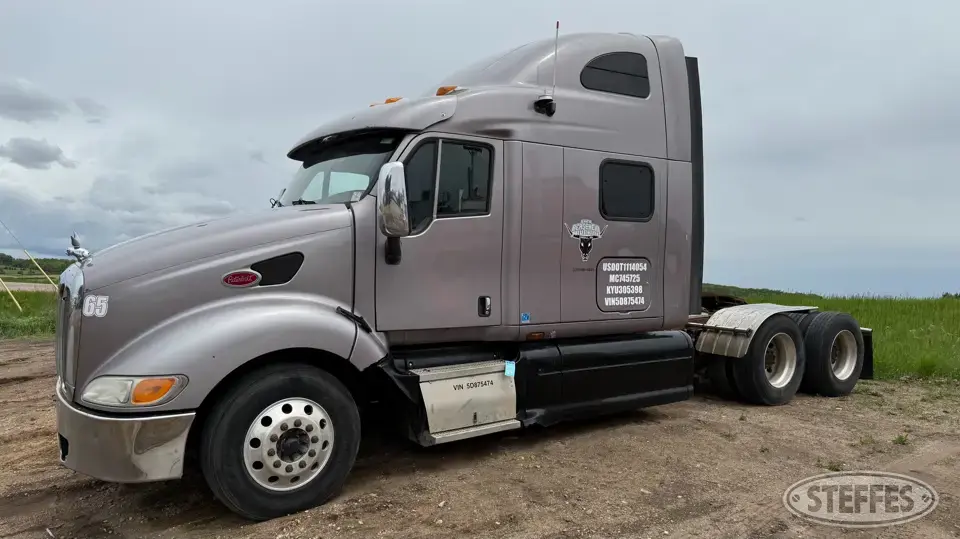 2005 Peterbilt 387 Conventional Truck with Sleeper