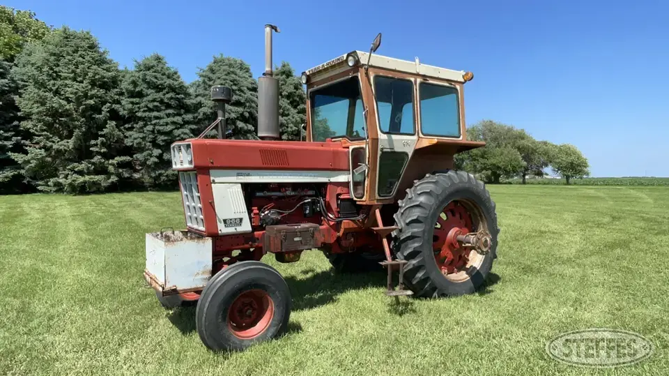 1973 Farmall 966 2WD Tractor