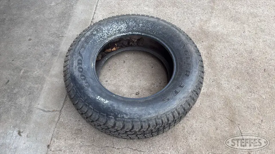 (1) Goodyear Wrangler AT/S LT275/65R18 tire Passenger-Light Truck Tire
