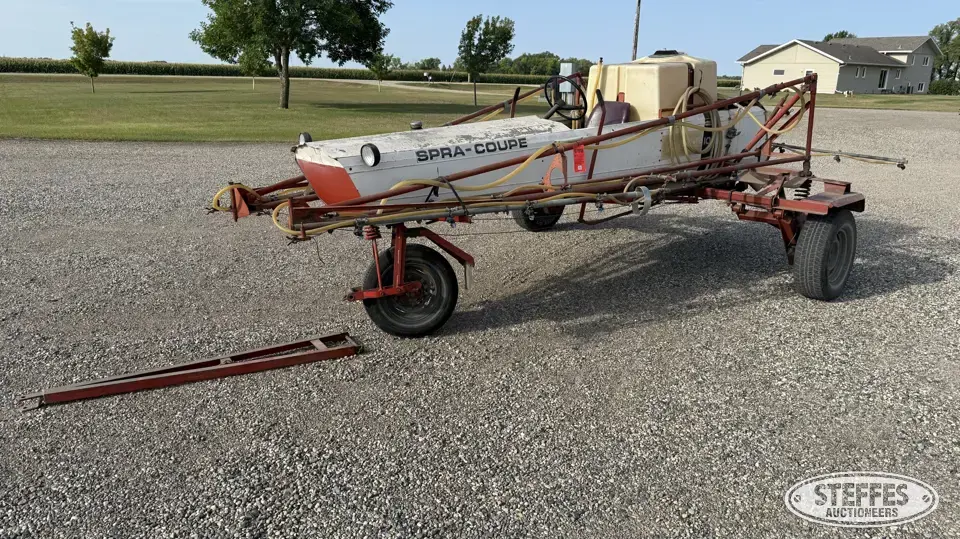 Melroe Spra-Coupe 103 Self-Propelled Sprayer