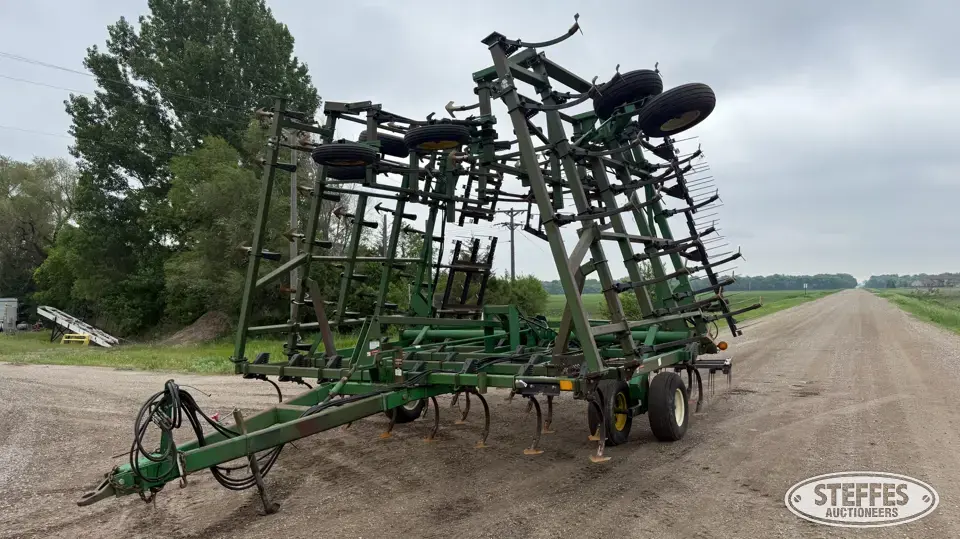 John Deere 980 Field Cultivator