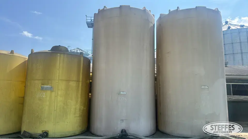 5,500 gal. vertical poly tank