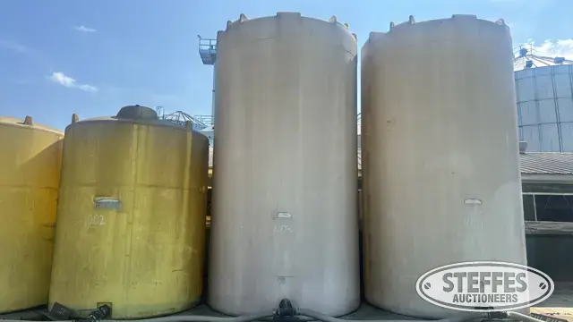 5,500 gal. vertical poly tank