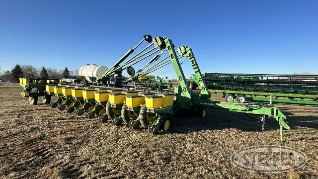 1996 John Deere 7200