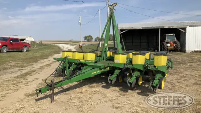 1993 John Deere 7200
