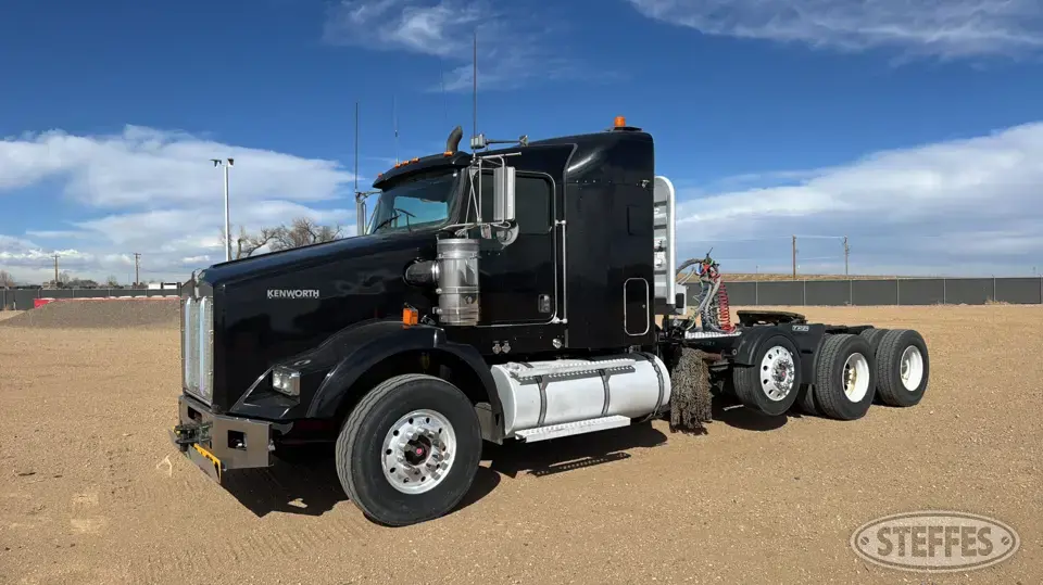 2014 Kenworth T800 Conventional Truck with Sleeper