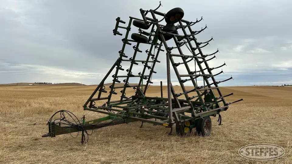 John Deere 960 Field Cultivator
