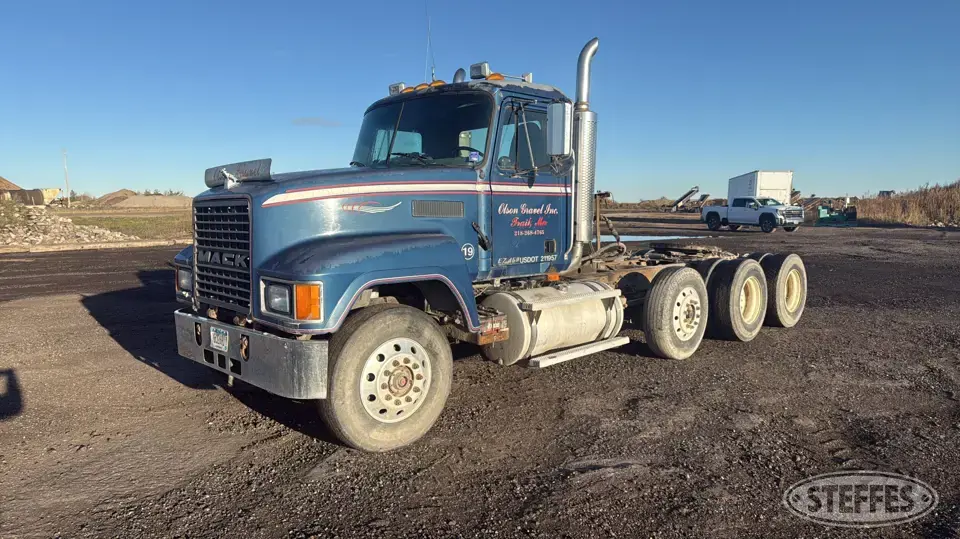 2000 Mack CH613 Conventional Truck without Sleeper