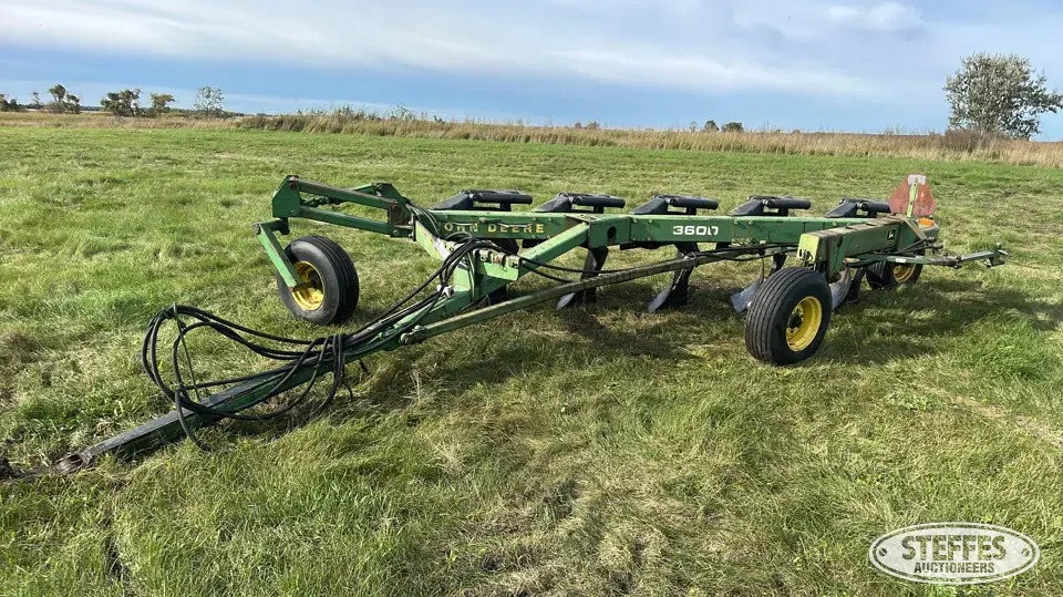 John Deere 3600 Chisel Plow