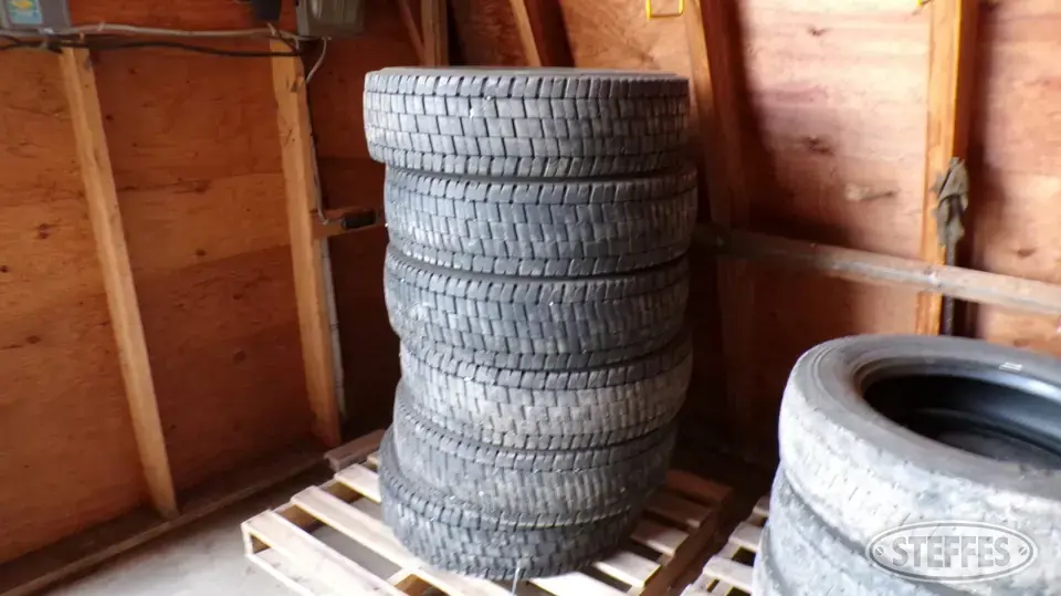 (6) Continental 225/70R19.5 tires Truck Tire