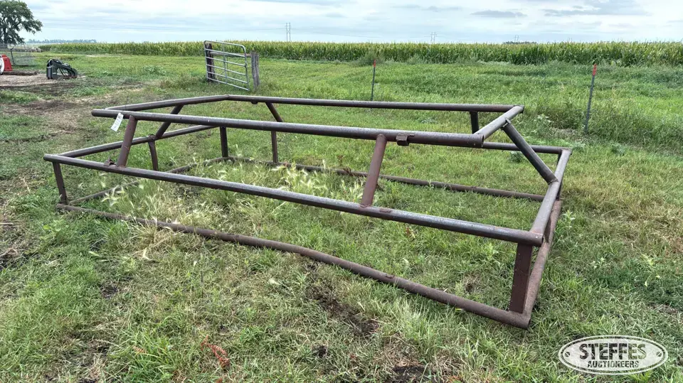 Round bale feeder Feeders and Bunk
