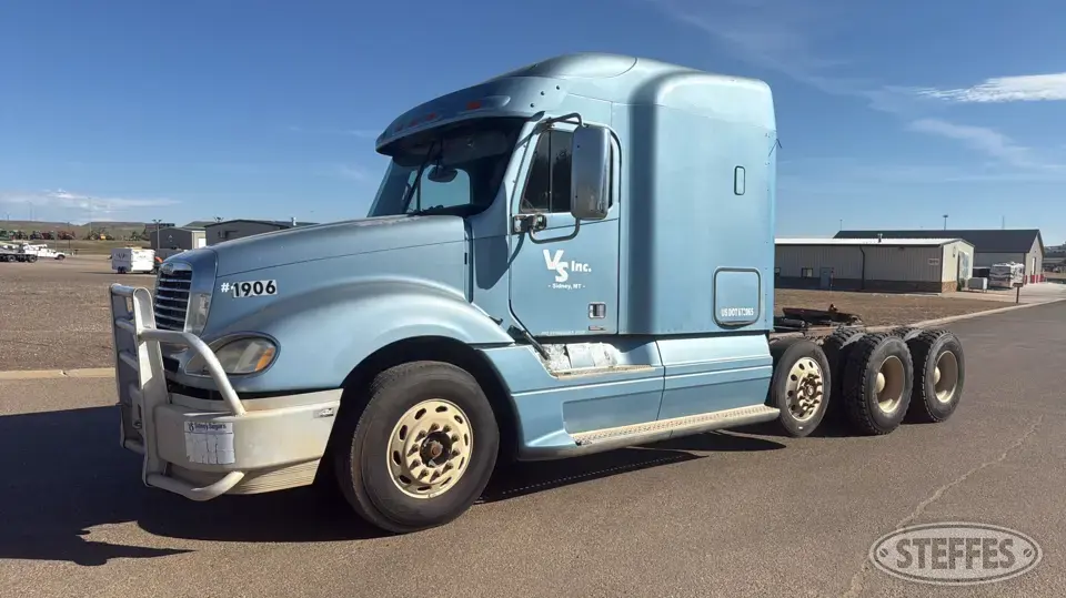 2007 Freightliner Columbia 120 Conventional Truck with Sleeper