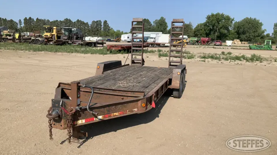2004 Towmaster T-14DD Flatbed Trailer
