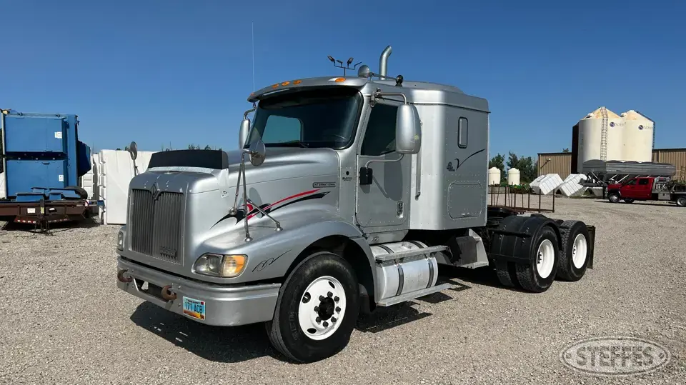 2000 International 9200i Conventional Truck with Sleeper