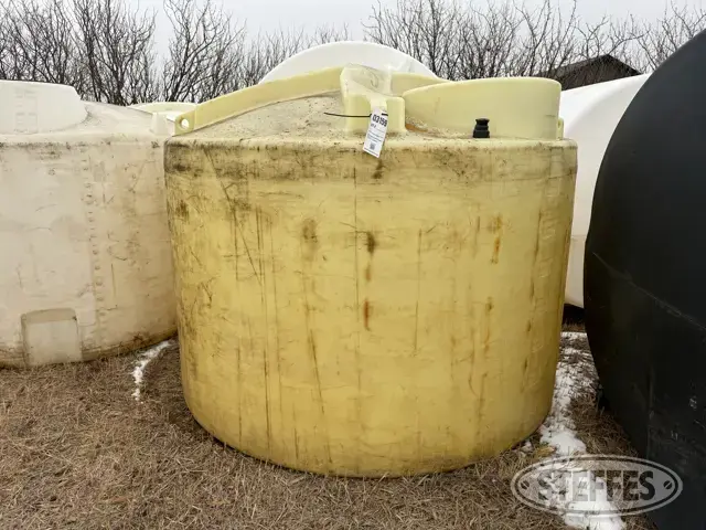 1,650 gal. poly tank