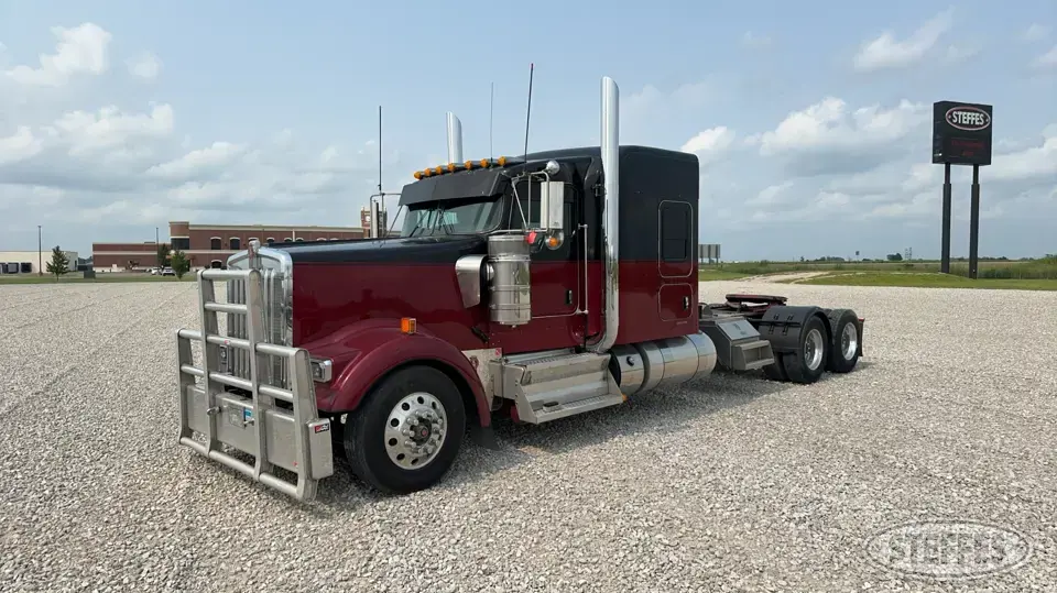 2016 Kenworth W900L Conventional Truck with Sleeper
