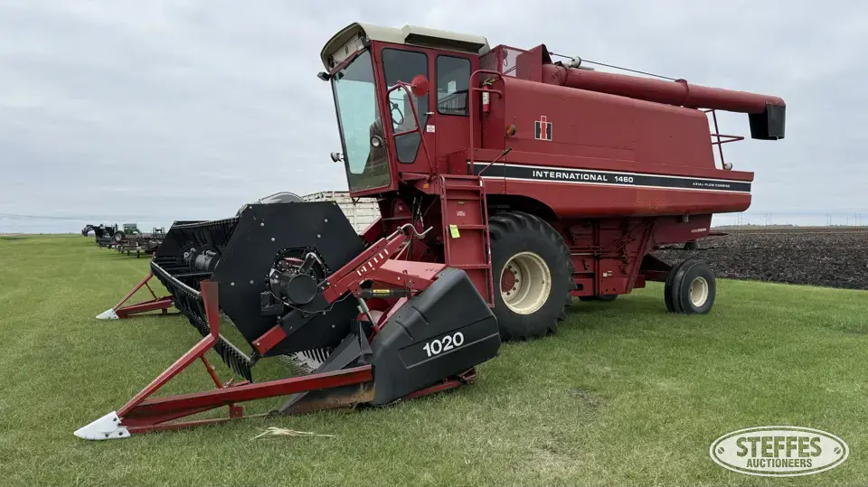 International 1460 Combine
