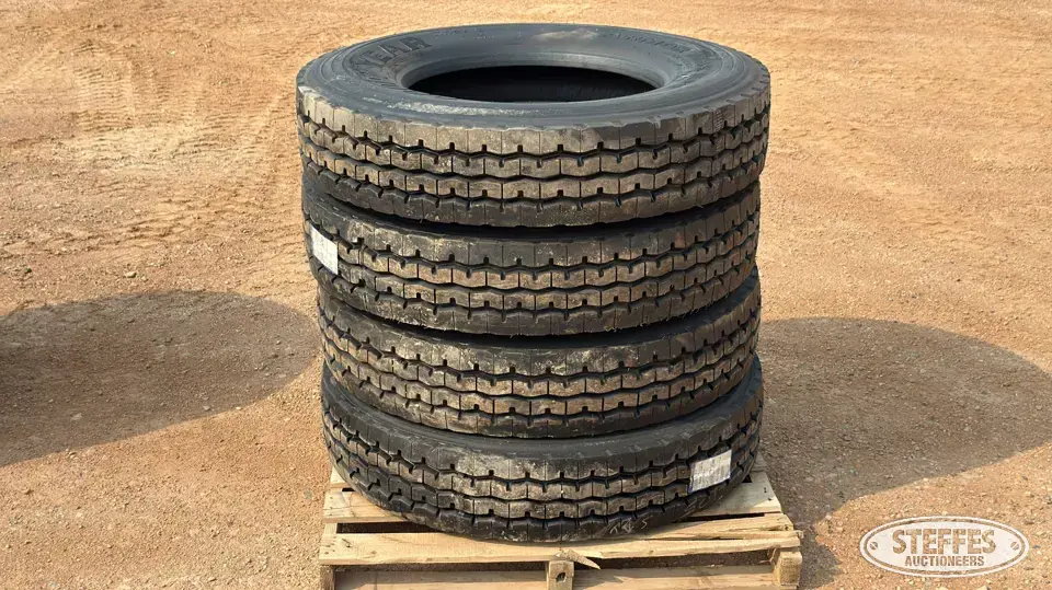 (4) 11R24.5 tires Truck Tire