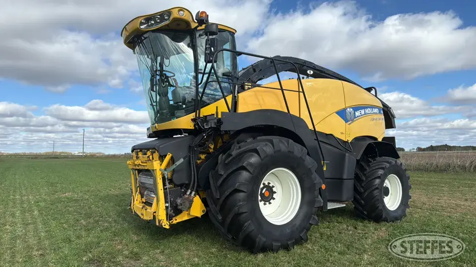 2015 New Holland FR850 Self-Propelled Harvester