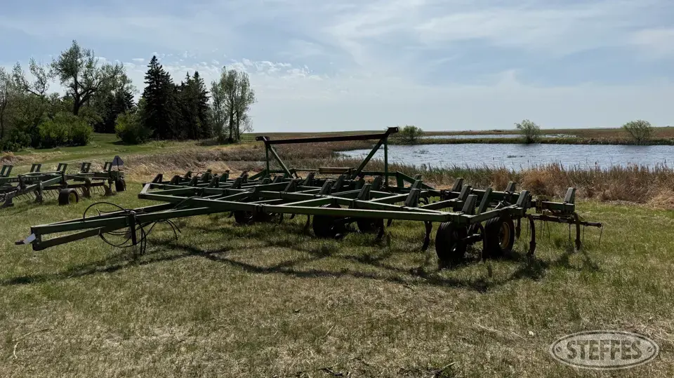John Deere 1600 Chisel Plow