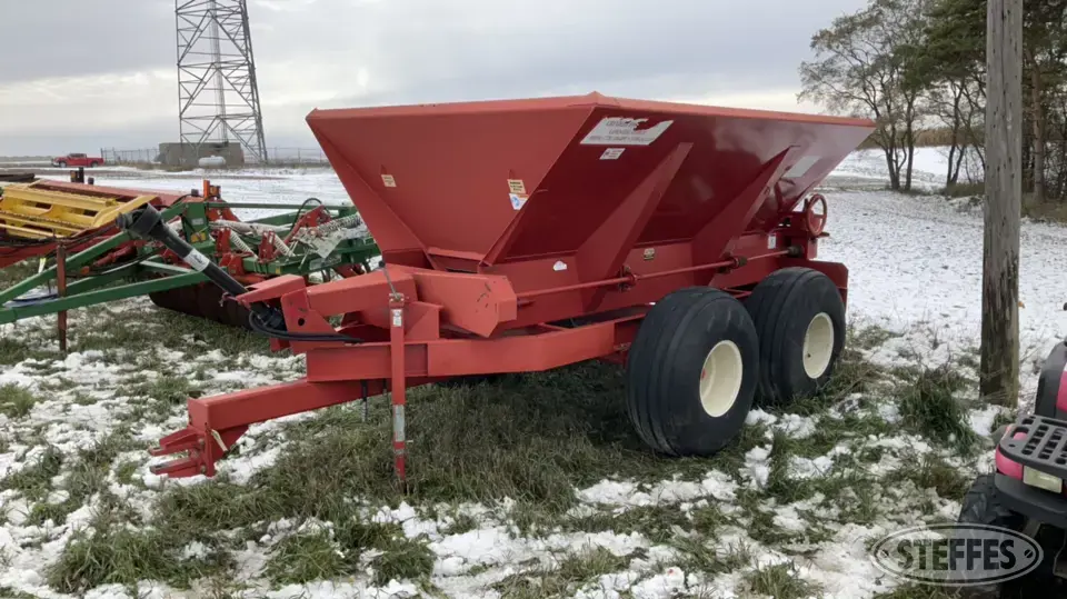 Chandler Fertilizer Spreader Pull-Type Dry Spreader