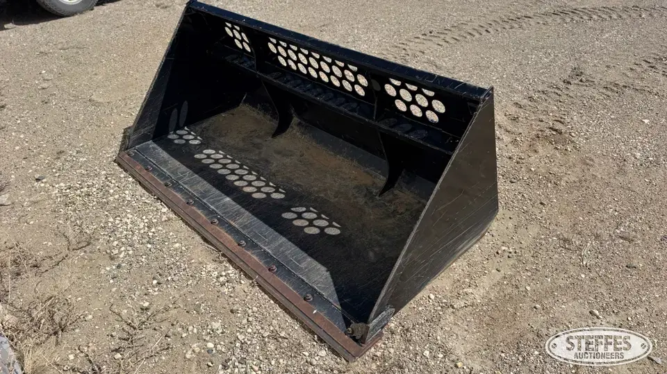 Kubota LM2584 Skid Steer Bucket
