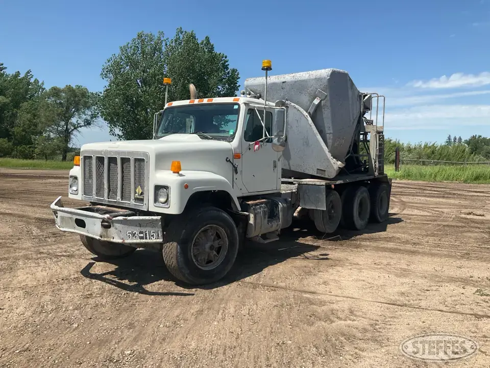 1999 International 2574 Mixer Truck