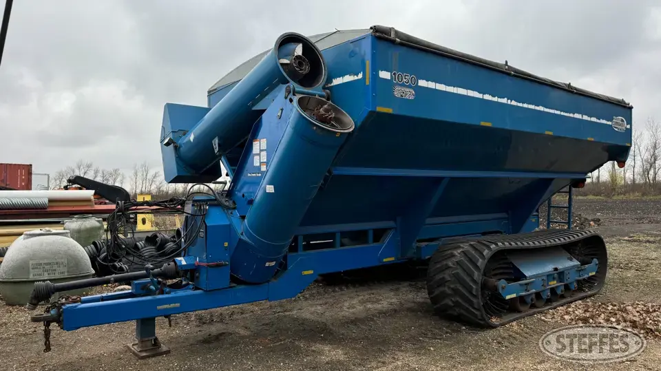 2004 Kinze 1050 Harvest Commander Grain Cart