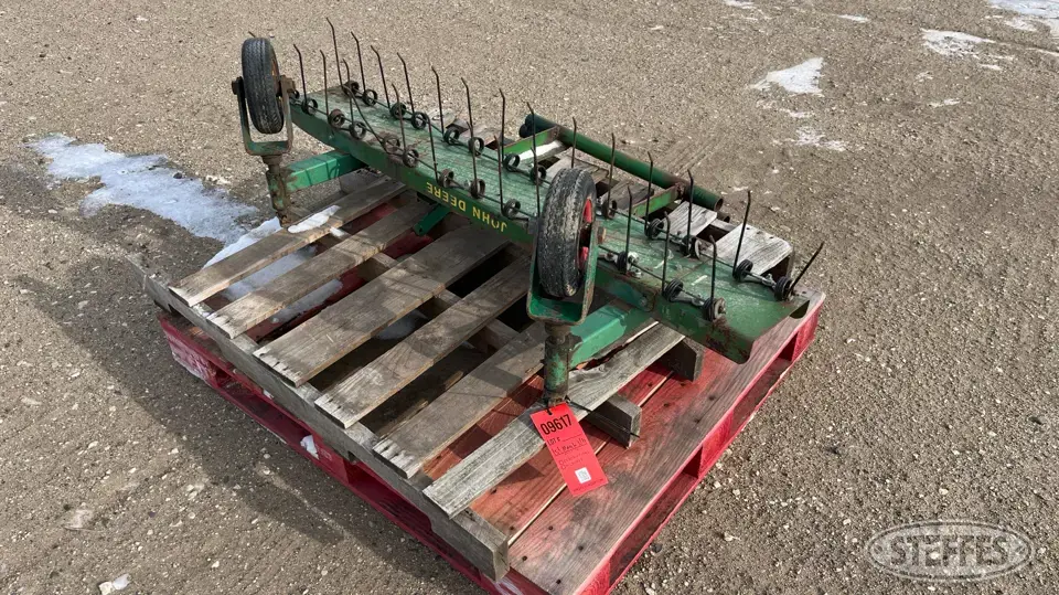 John Deere thatcher Lawn and Garden Accessory
