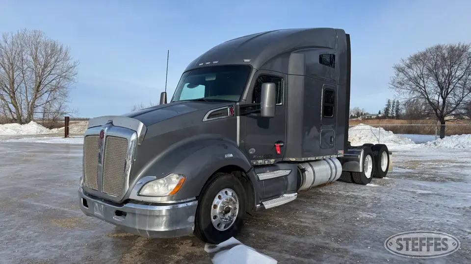 2014 Kenworth T680 Conventional Truck with Sleeper