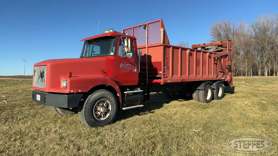 1996 Volvo WG Spreader Truck