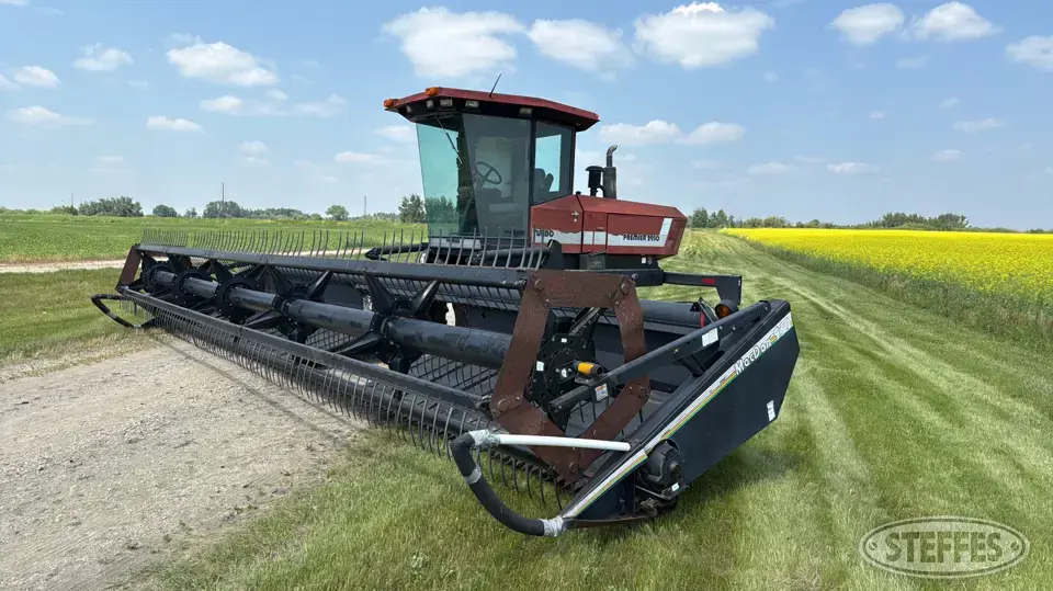 1997 MacDon Premier 2930 Turbo Self-Propelled Windrower