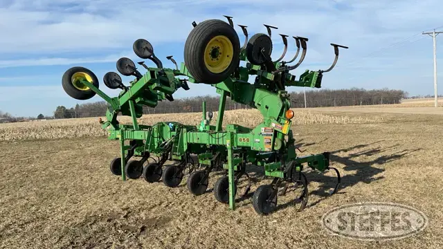 John Deere 856