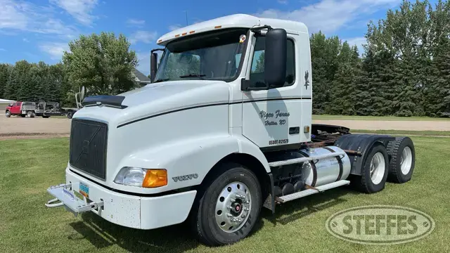 2000 Volvo VNM64