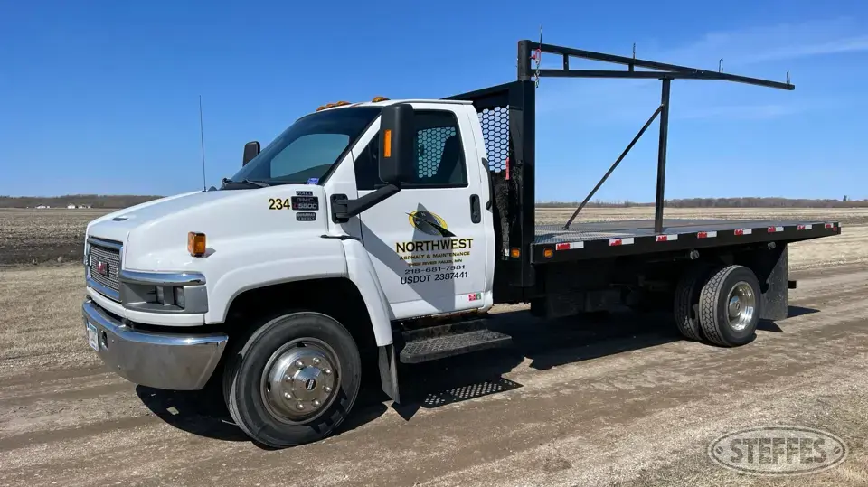 2004 GMC C5500 Flatbed Truck