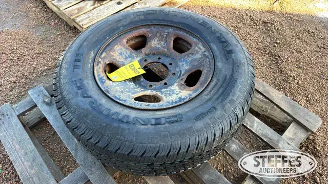 Continental LT275/70R18 tire