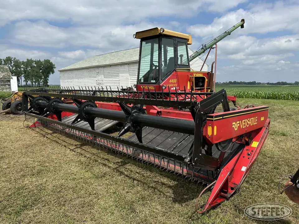 Versatile 4400 Self-Propelled Swather