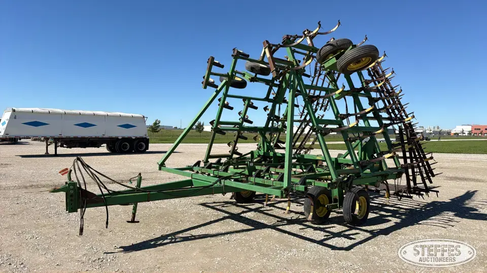 1990 John Deere 960 Field Cultivator